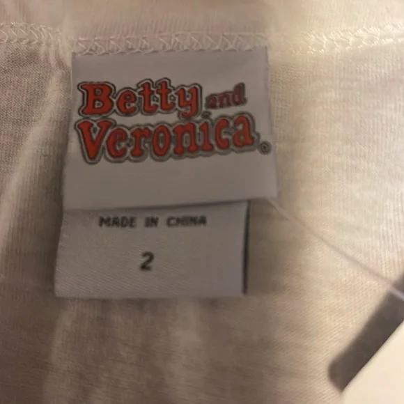 Torrid Veronica Tee “Betty and Veronica” NWT SZ2 never been worn - Picture 3 of 6